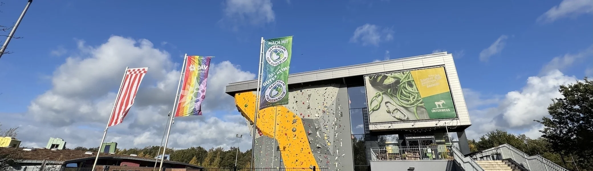 Die Fahne von Aktion Gutes Klima hängt vorm Kletterzentrum | © DAV Bremen