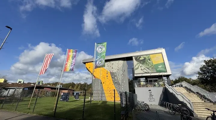 Die Fahne von Aktion Gutes Klima hängt vorm Kletterzentrum | © DAV Bremen