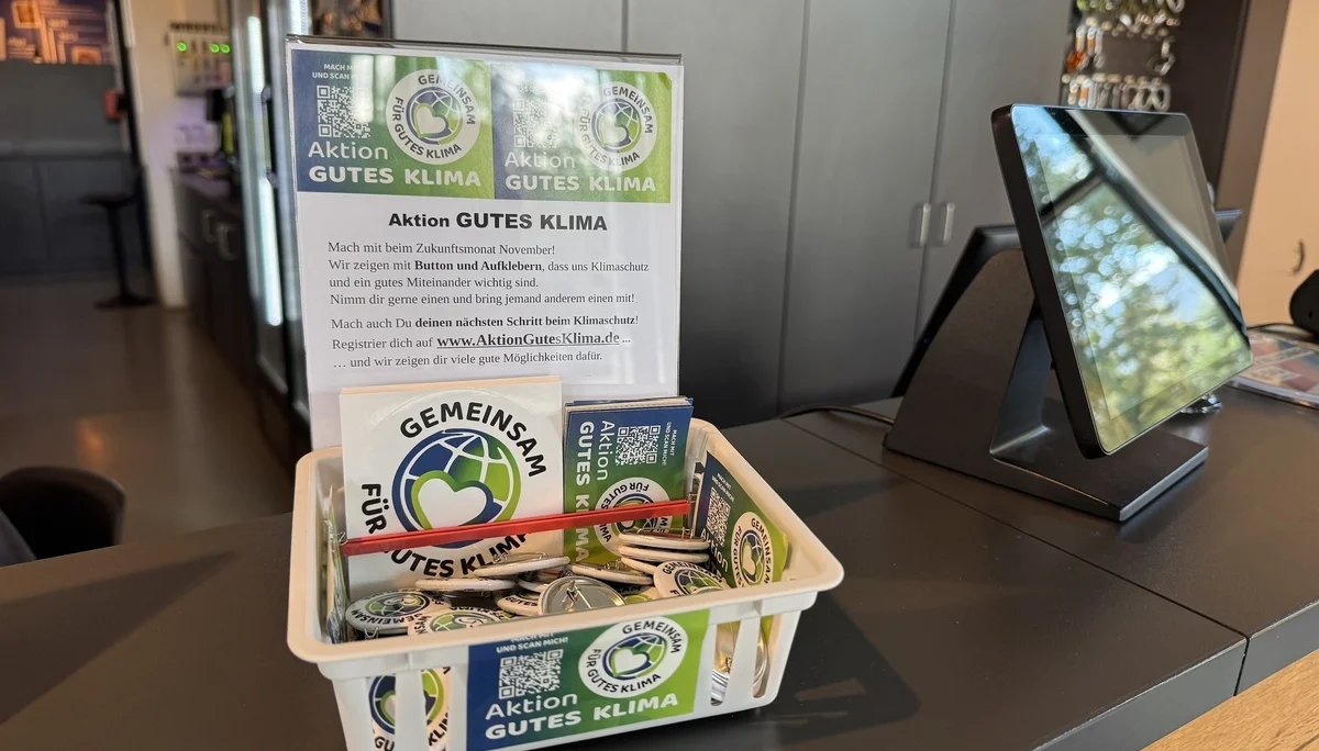 Körbchen auf dem Tresen von Aktion Gutes Klima mit Aufklebern etc. | © DAV Bremen