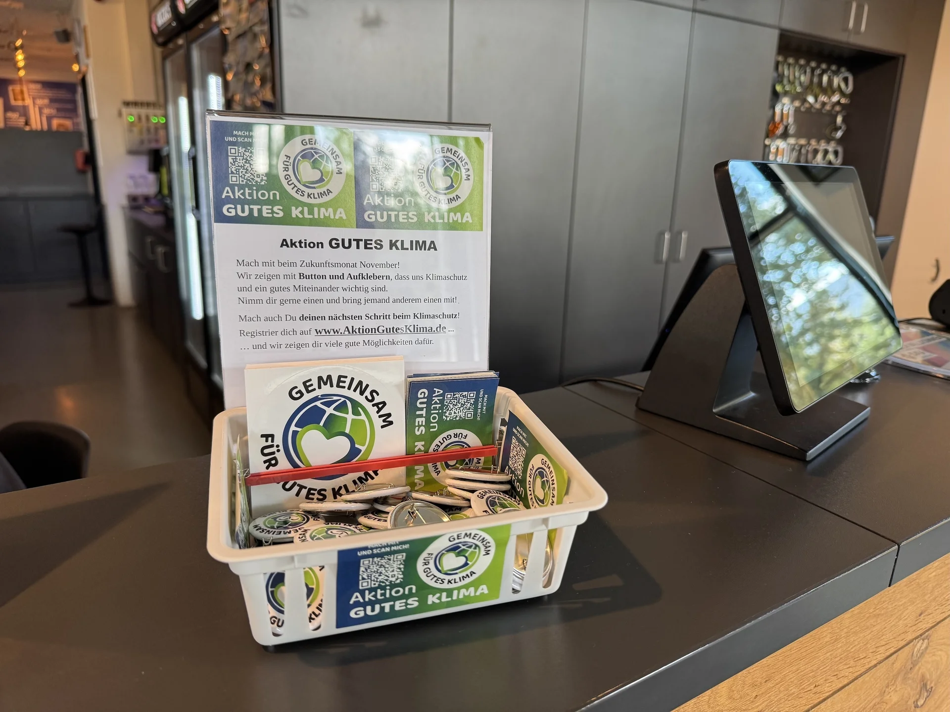 Körbchen auf dem Tresen von Aktion Gutes Klima mit Aufklebern etc. | © DAV Bremen