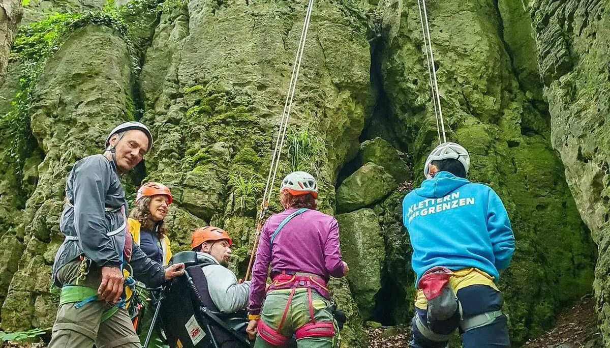 Klettergruppe auf Ausfahrt an den Fels in den Ith | © DAV Bremen