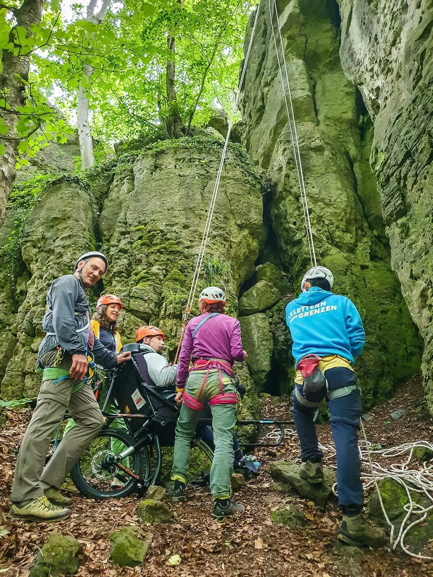 Klettergruppe auf Ausfahrt an den Fels in den Ith | © DAV Bremen