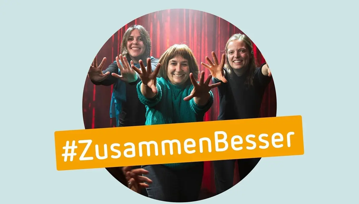 Drei lachende Frauen strecken ihre Hände nach vorn | © buegerwerke