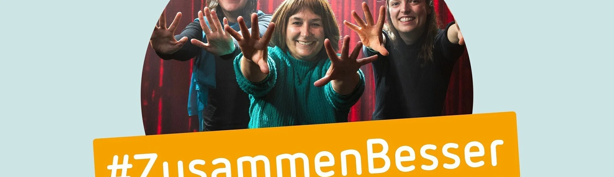 Drei lachende Frauen strecken ihre Hände nach vorn | © buegerwerke