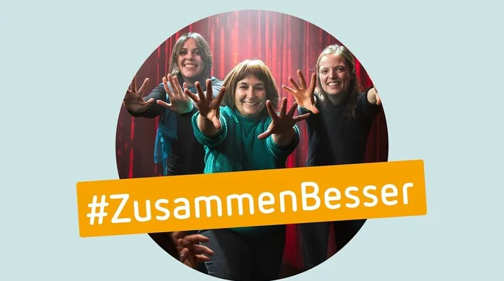 Drei lachende Frauen strecken ihre Hände nach vorn | © buegerwerke