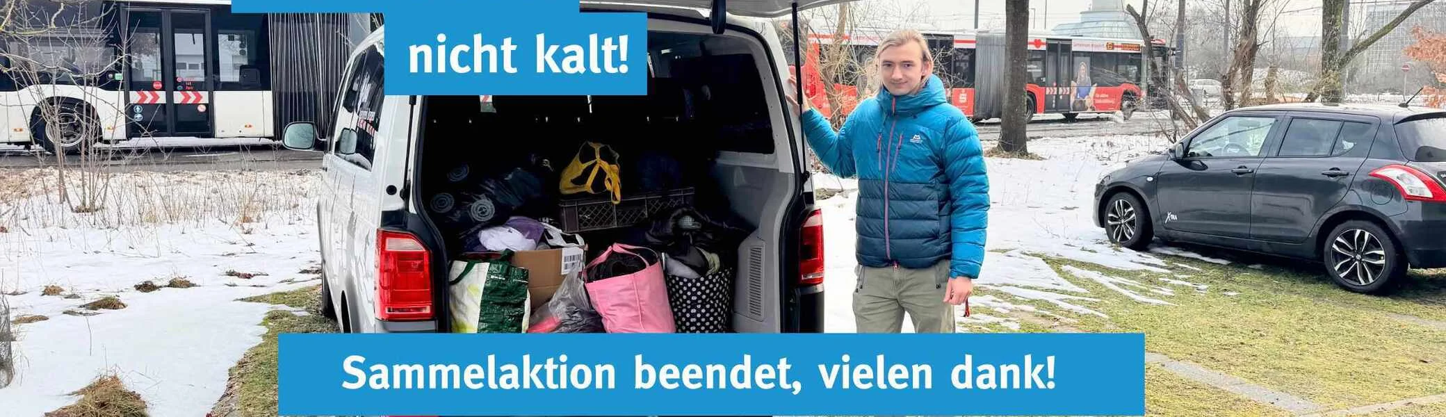 Die Sammelaktion im Kletterzentrum Bremen für die Innere Mission ist erfolgreich abgeschlossen. Felix posiert vor der ersten Ladung gesammelter Winterkleidung. | © DAV Bremen