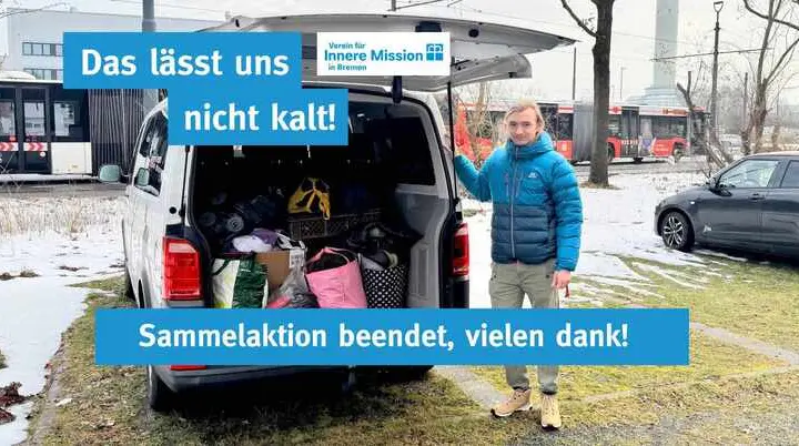 Die Sammelaktion im Kletterzentrum Bremen für die Innere Mission ist erfolgreich abgeschlossen. Felix posiert vor der ersten Ladung gesammelter Winterkleidung. | © DAV Bremen