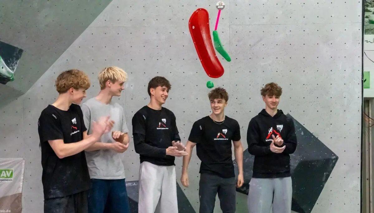 Von links nach rechts: Janne Eisenkolb, Luk Meyhöfer (Berlin), Oscar Pongratz, Jonas Körner und Mattis Eisenkolb bei der Präsentation im Finale des 1. Deutschen Jugendcup 2026 in Braunschweig | © Greifhaus Braunschweig / Vaughn Hayes