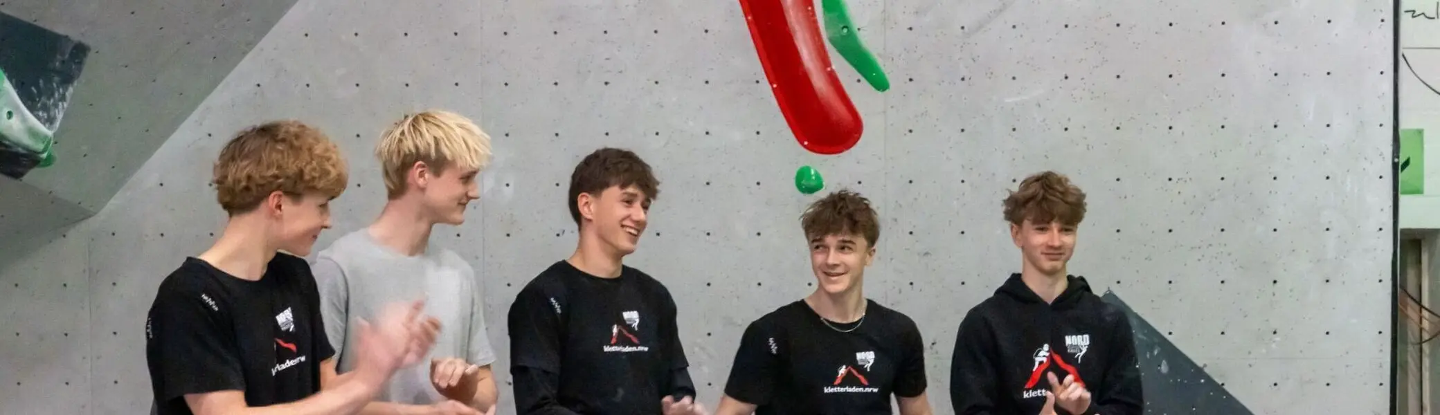 Von links nach rechts: Janne Eisenkolb, Luk Meyhöfer (Berlin), Oscar Pongratz, Jonas Körner und Mattis Eisenkolb bei der Präsentation im Finale des 1. Deutschen Jugendcup 2026 in Braunschweig | © Greifhaus Braunschweig / Vaughn Hayes