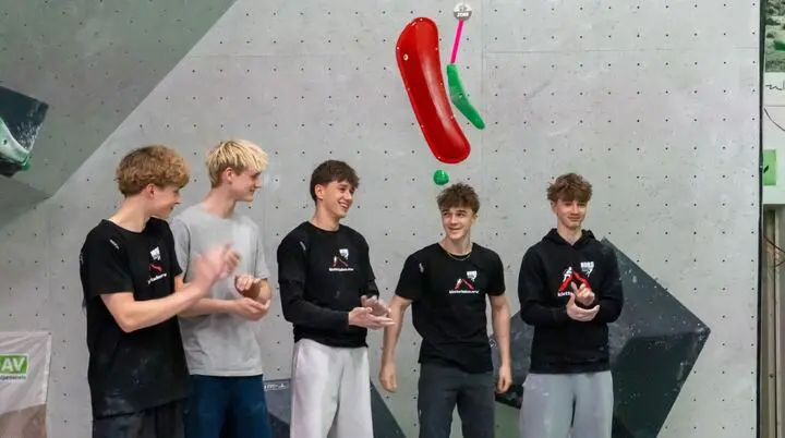 Von links nach rechts: Janne Eisenkolb, Luk Meyhöfer (Berlin), Oscar Pongratz, Jonas Körner und Mattis Eisenkolb bei der Präsentation im Finale des 1. Deutschen Jugendcup 2026 in Braunschweig | © Greifhaus Braunschweig / Vaughn Hayes