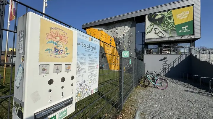 Saatgutautomat vorm Kletterzentrum | © DAV Bremen