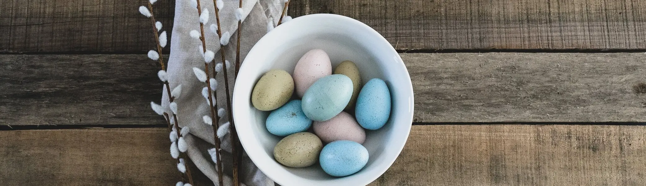 Eine weiße Schüssel mit bunten Ostereiern | © Pixabay