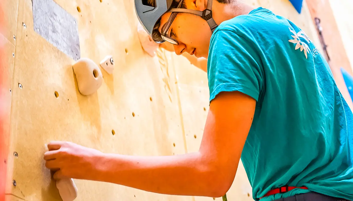 Athlet an der Kletterwand | © Quelle: SOHH, Fotograf: Ulrich Schaarschmidt