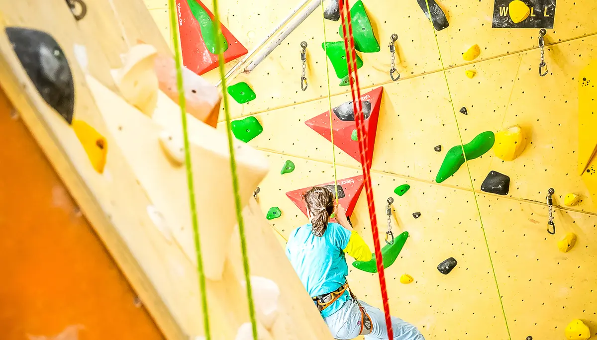 Athlet an der Kletterwand | © Quelle: SOHH, Fotograf: Ulrich Schaarschmidt
