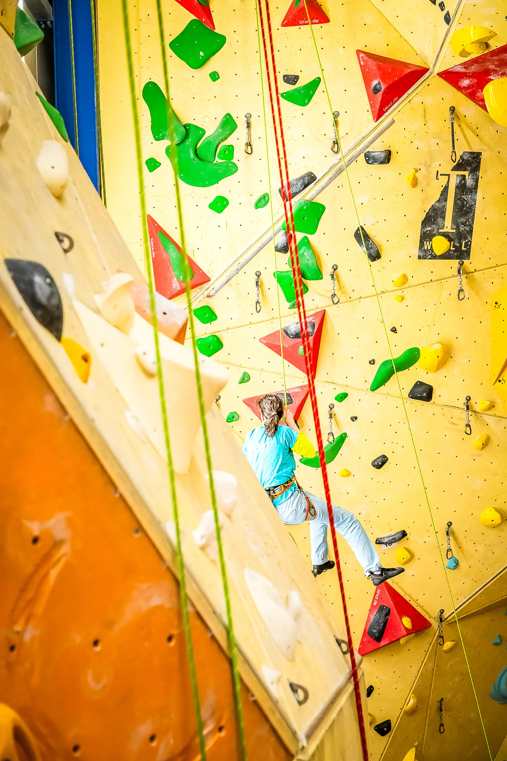 Athlet an der Kletterwand | © Quelle: SOHH, Fotograf: Ulrich Schaarschmidt