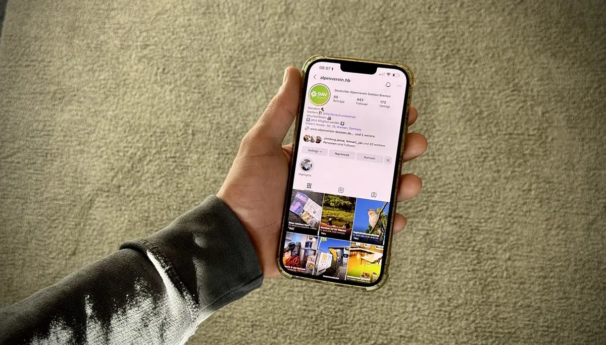 Hand hält Smartphone auf dem der Instagram-Account der Sektion angezeigt wird | © DAV Bremen