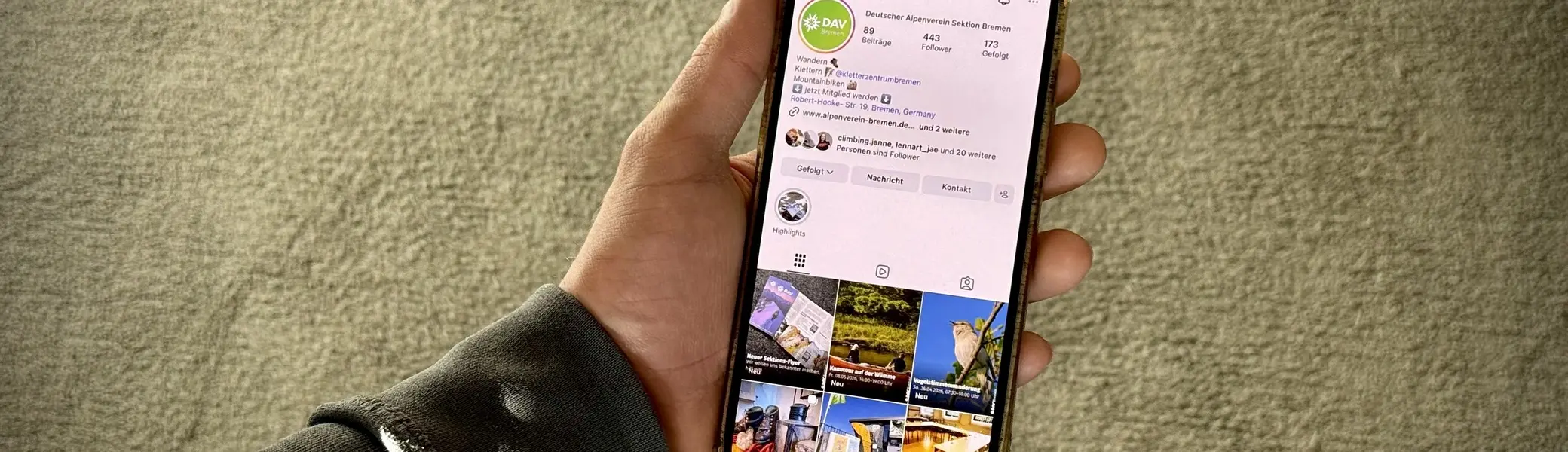 Hand hält Smartphone auf dem der Instagram-Account der Sektion angezeigt wird | © DAV Bremen