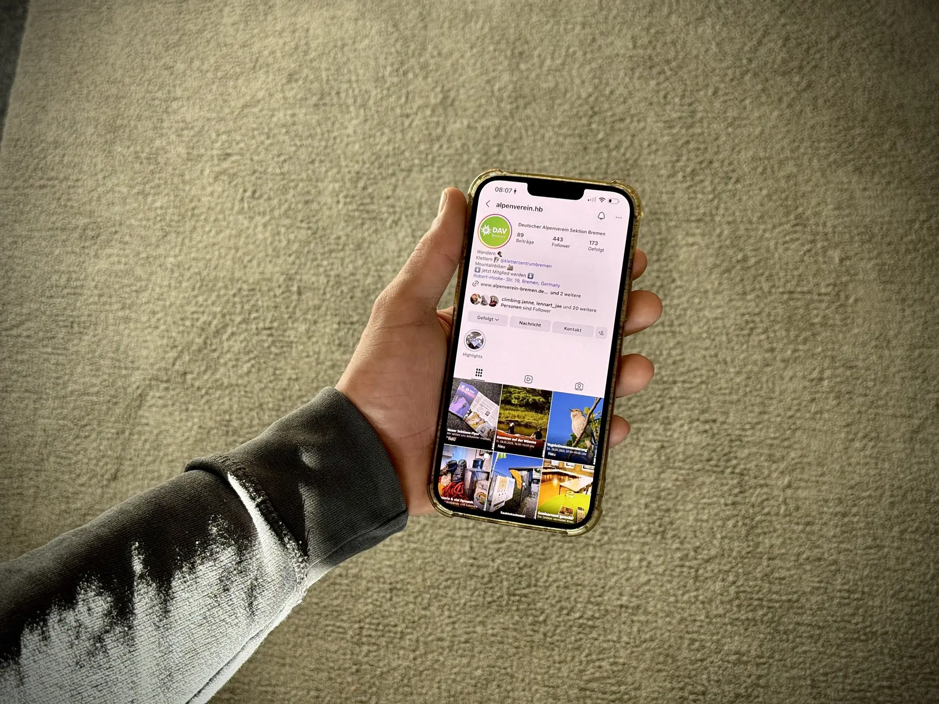 Hand hält Smartphone auf dem der Instagram-Account der Sektion angezeigt wird | © DAV Bremen