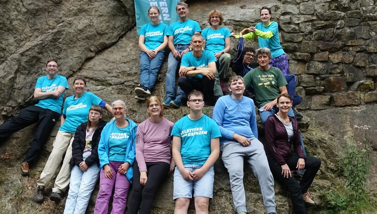 Eine Klettergruppe vor dem Felsen | © DAV Bremen