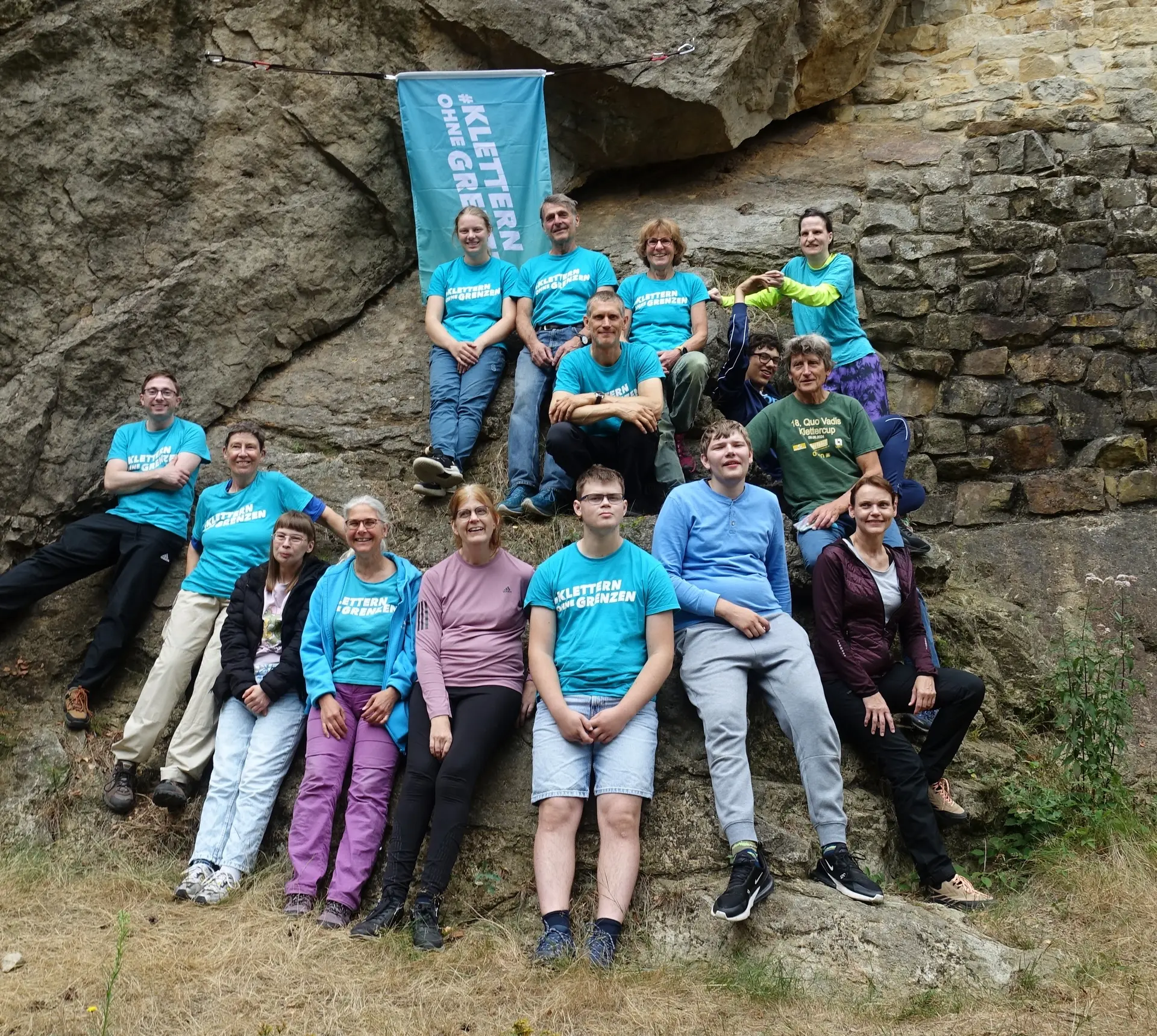 Eine Klettergruppe vor dem Felsen | © DAV Bremen