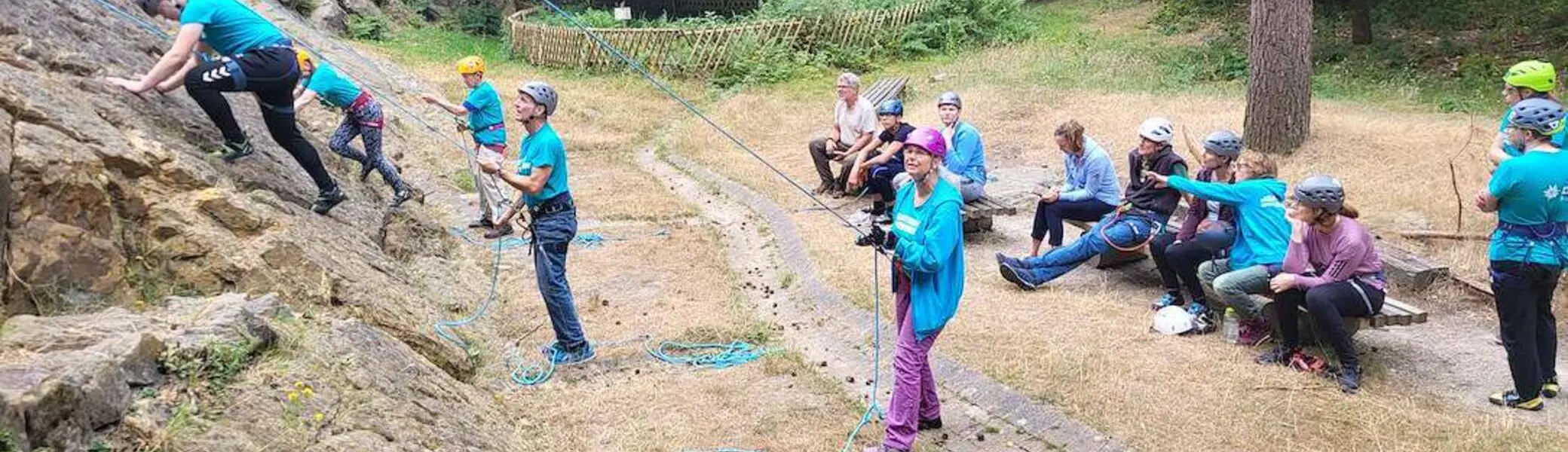 Eine Klettergruppe startet an einem Felsen | © DAV Bremen