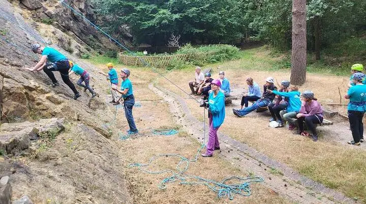 Eine Klettergruppe startet an einem Felsen | © DAV Bremen