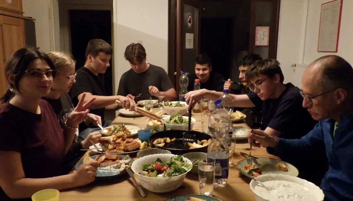 Gruppenbild Schüler*innen beim Abendessen | © Wilhelm-Olbers-Oberschule