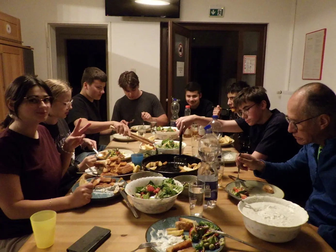 Gruppenbild Schüler*innen beim Abendessen | © Wilhelm-Olbers-Oberschule