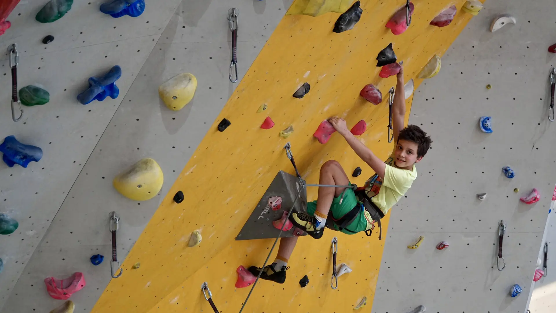 Kind klettert | © DAV Bremen