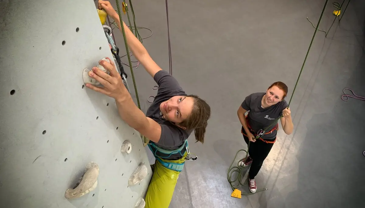 Zwei Kletterinnen an der Kletterwand | © DAV Bremen