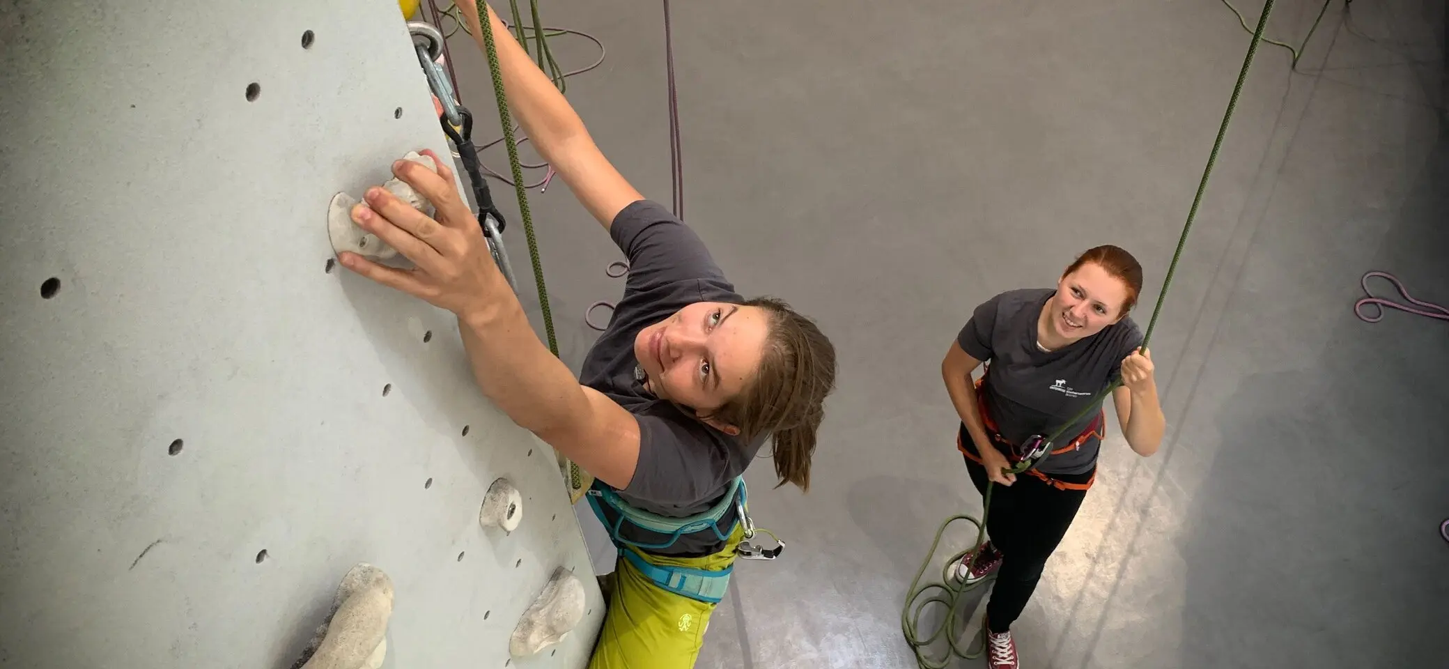 Zwei Kletterinnen an der Kletterwand | © DAV Bremen