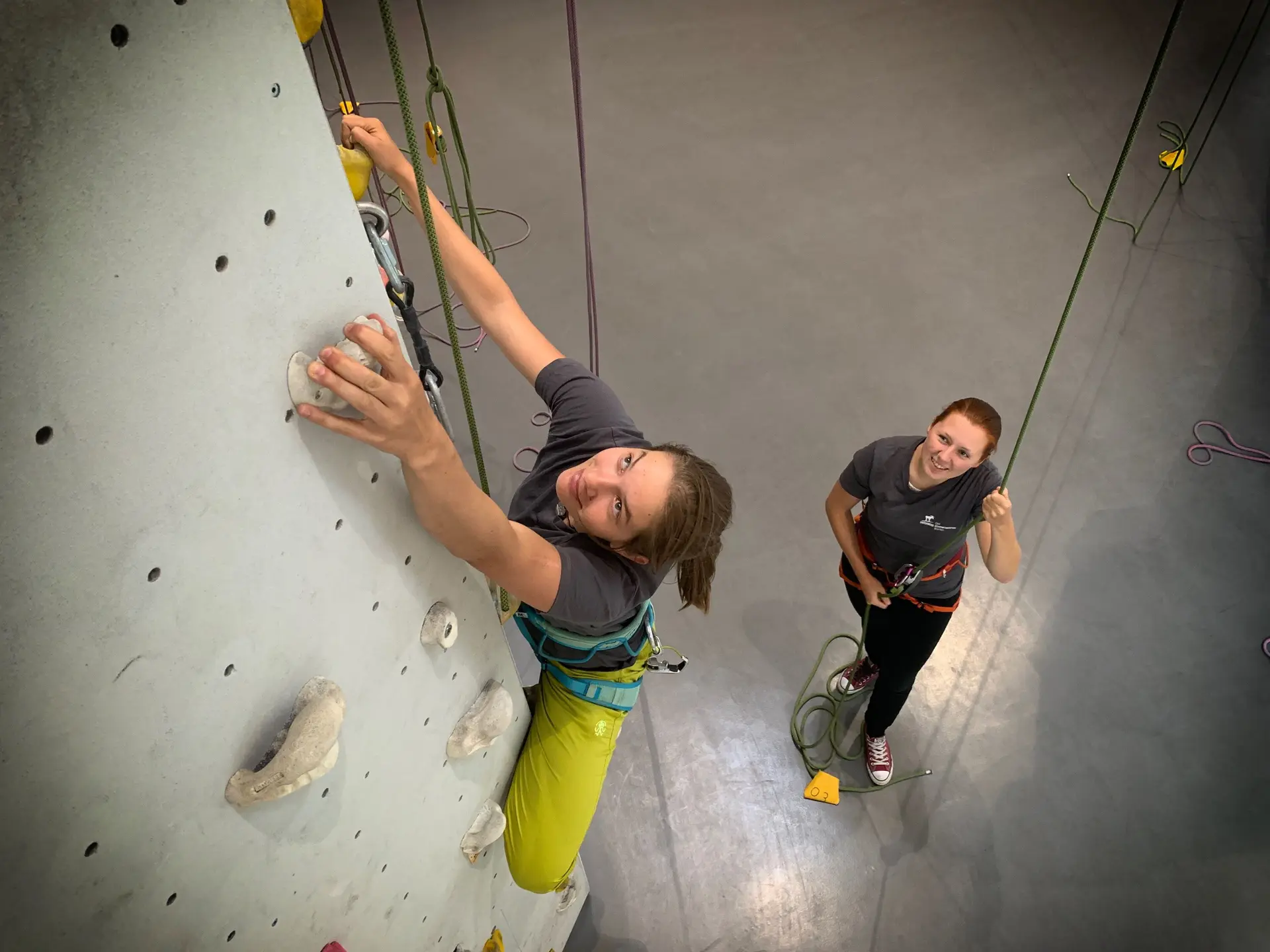 Zwei Kletterinnen an der Kletterwand | © DAV Bremen