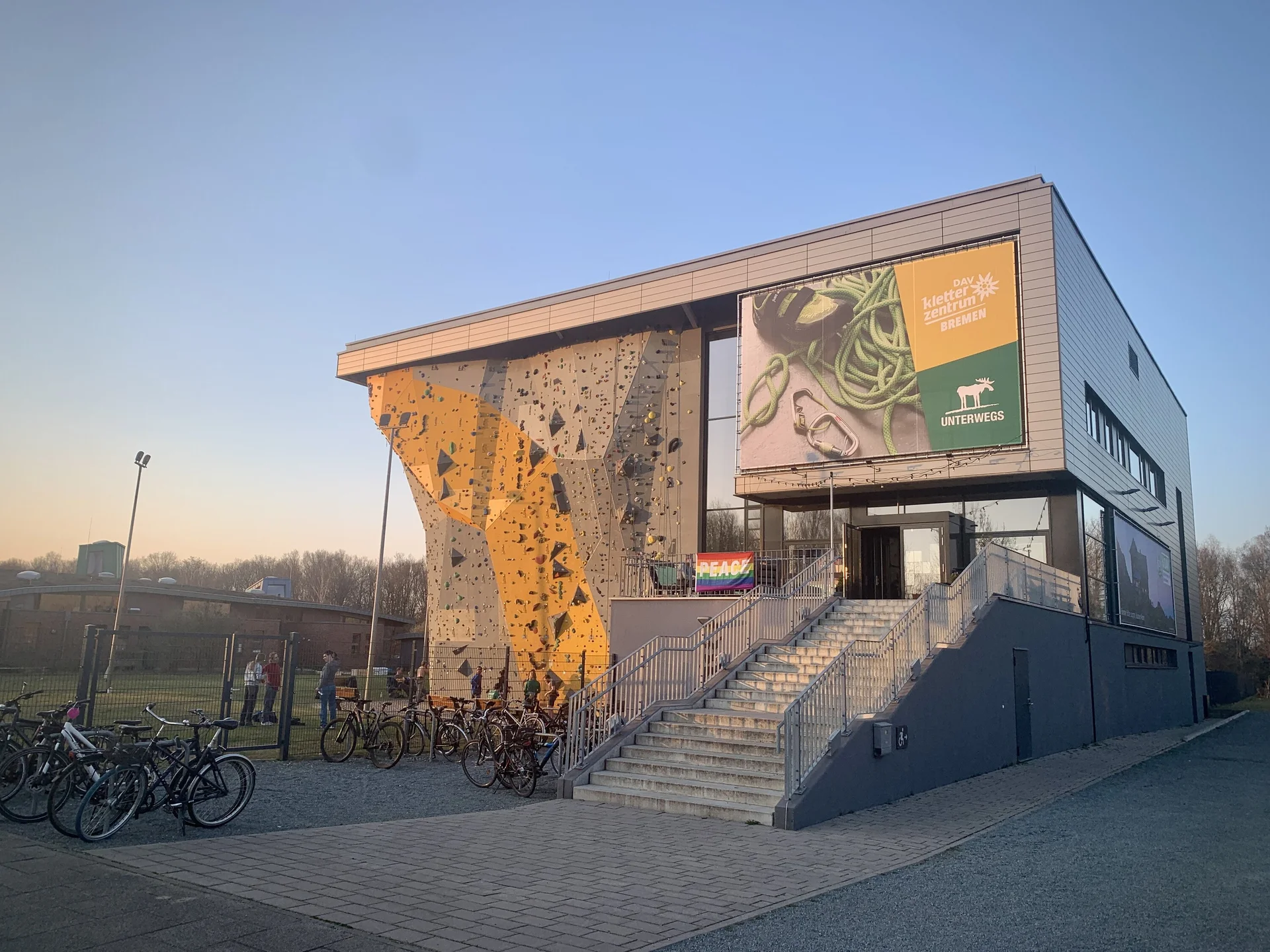 Außenansicht des UNTERWEGS – DAV Kletterzentrum Bremen, der Vereinssportstätte der Sektion Bremen des Deutschen Alpenvereins. Hier können alle Klettern die die Sicherungstechnik beherrschen, oder zuvor einen Kurs belegen. | © DAV Bremen