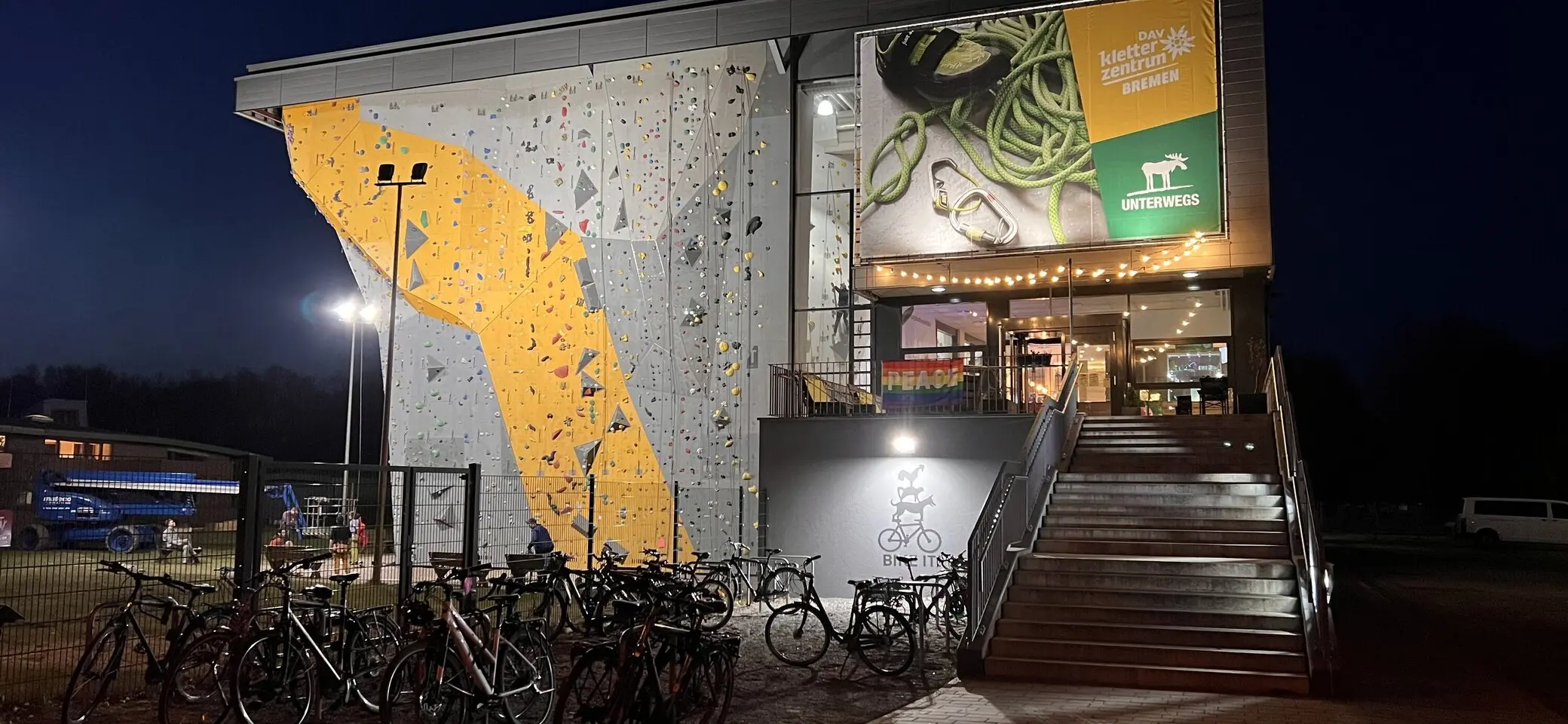 Das UNTERWEGS – DAV Kletterzentrum Bremen bei Nacht | © DAV Bremen