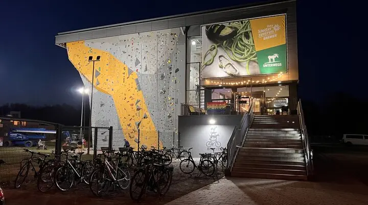 Das UNTERWEGS – DAV Kletterzentrum Bremen bei Nacht | © DAV Bremen