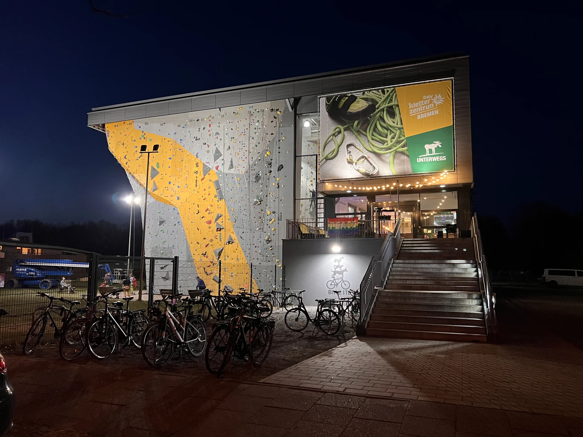 UNTERWEGS – DAV Kletterzentrum Bremen | © DAV Bremen Das UNTERWEGS – DAV Kletterzentrum Bremen bei Nacht | © DAV Bremen