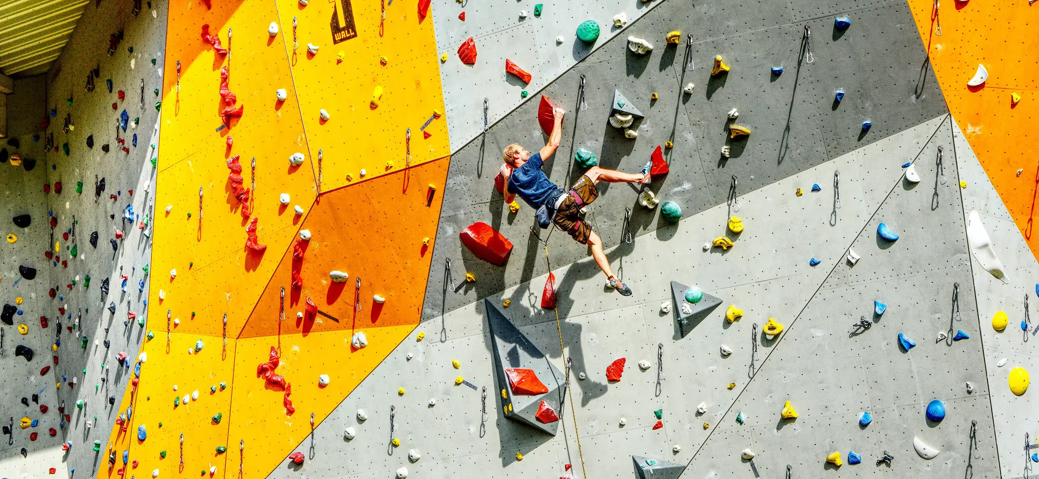 Kletterer an der Outdoorsüdwand des UNTERWEGS – DAV Kletterzentrum Bremen | © DAV Bremen