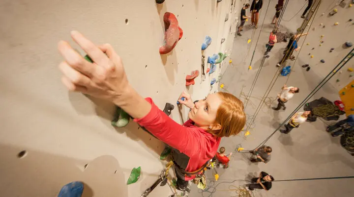 Klettererin an der Wand | © DAV Bremen