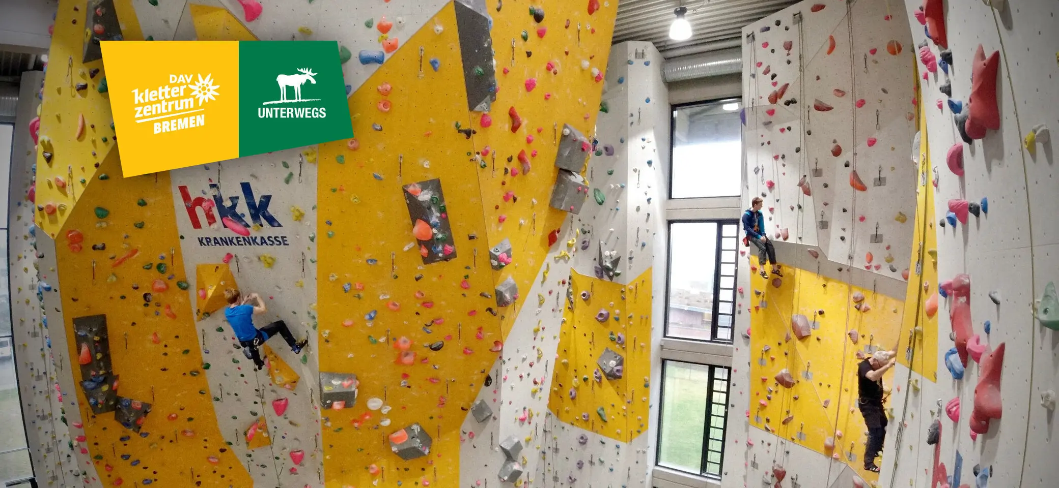 Innenansicht der Kletterwände mit Kletterer*innen des UNTERWEGS - DAV Kletterzentrum Bremen | © DAV Bremen