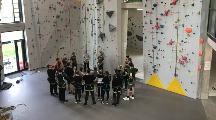 Klettergruppe wird angeleitet | © DAV Bremen