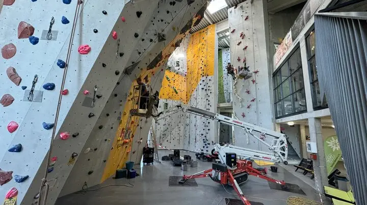 Routenbau im UNTERWEGS – DAV Kletterzentrum Bremen | © DAV Bremen