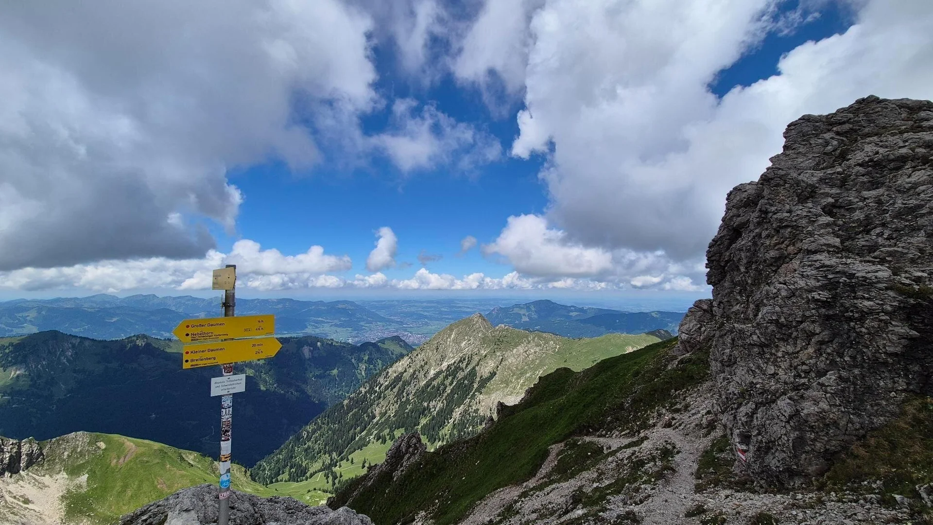 Ausblick ins Allgäu mit Wegbeschreiber | © DAV Bremen