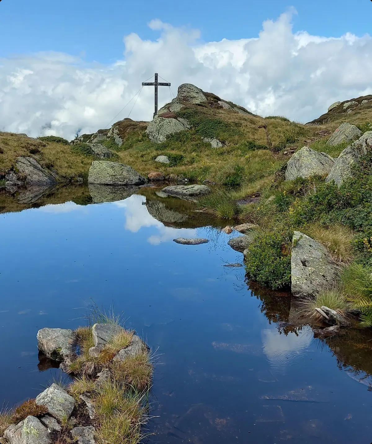 Berggipfel mit See und Gipfelkreuz | © DAV Bremen