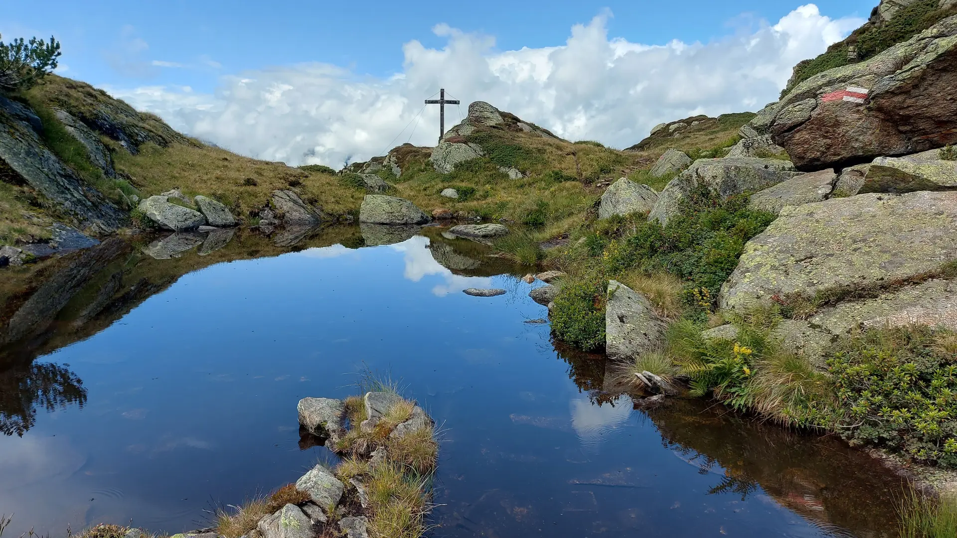 Berggipfel mit See und Gipfelkreuz | © DAV Bremen