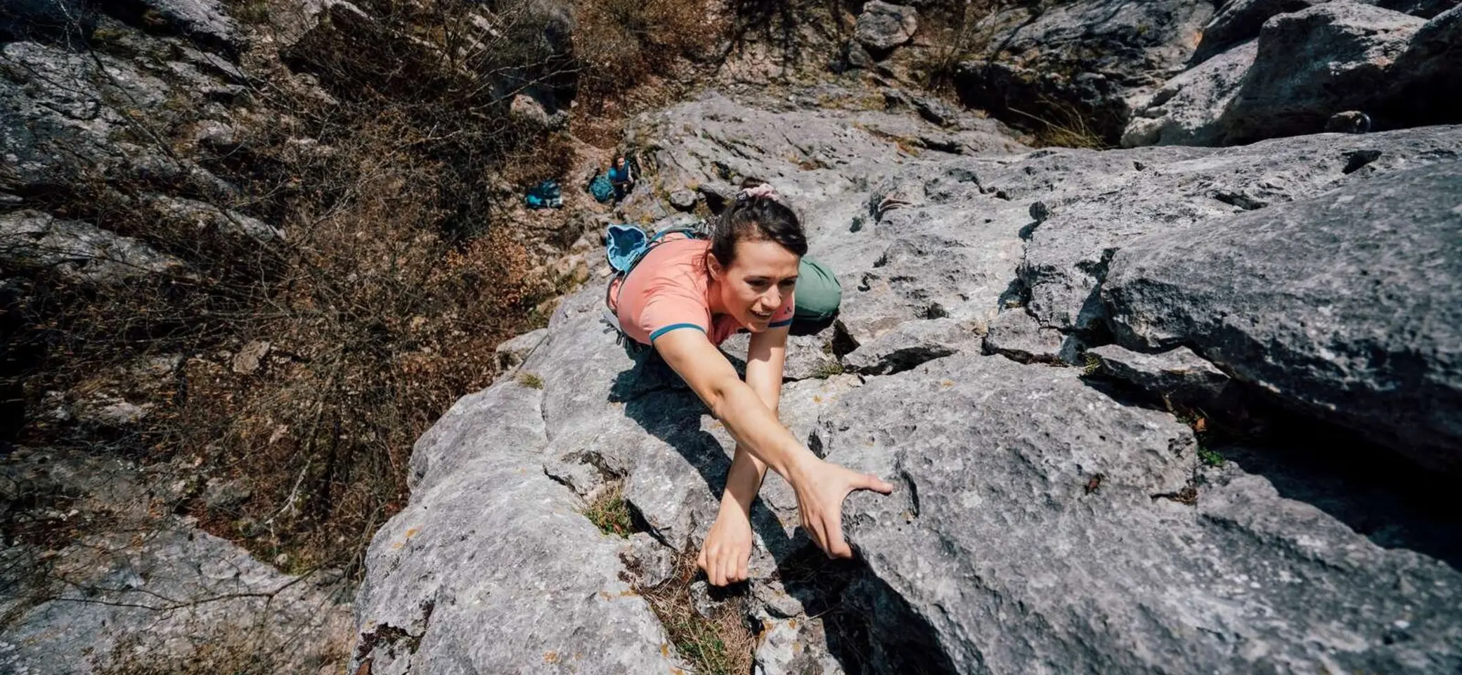 Eine Frau Klettert am Fels | © DAV/Julian Rohn