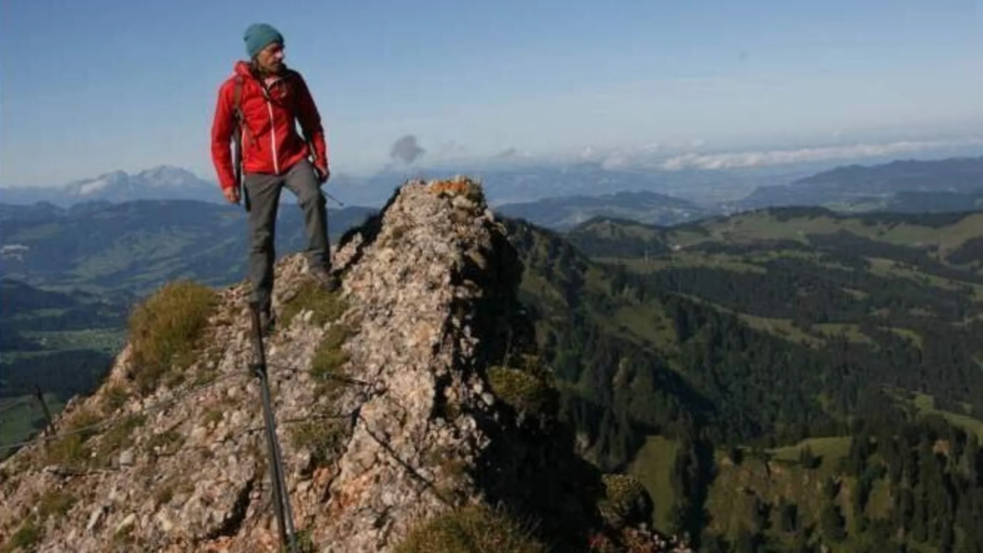 Ein Mann steht auf einem Berggipfel | © DAV Bremen