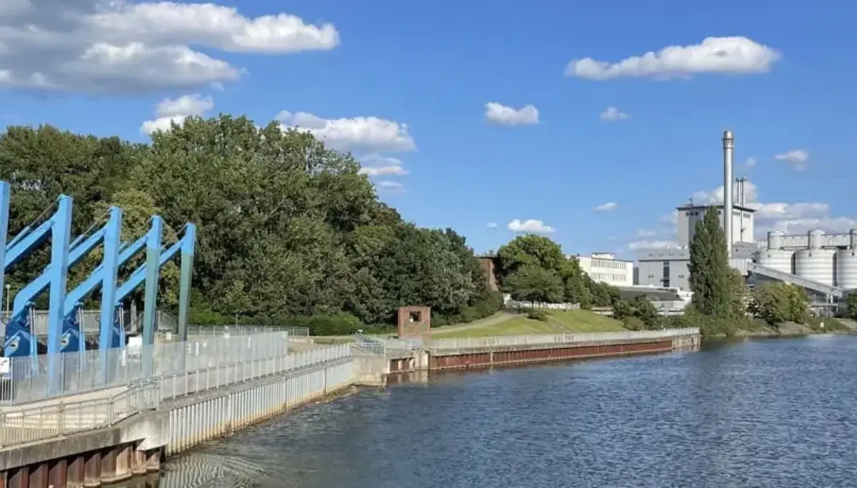 Blick auf das Kraftwerk und die Weser | © swb