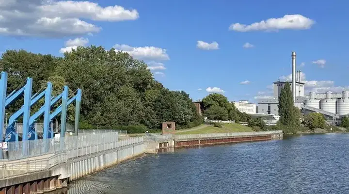 Blick auf das Kraftwerk und die Weser | © swb