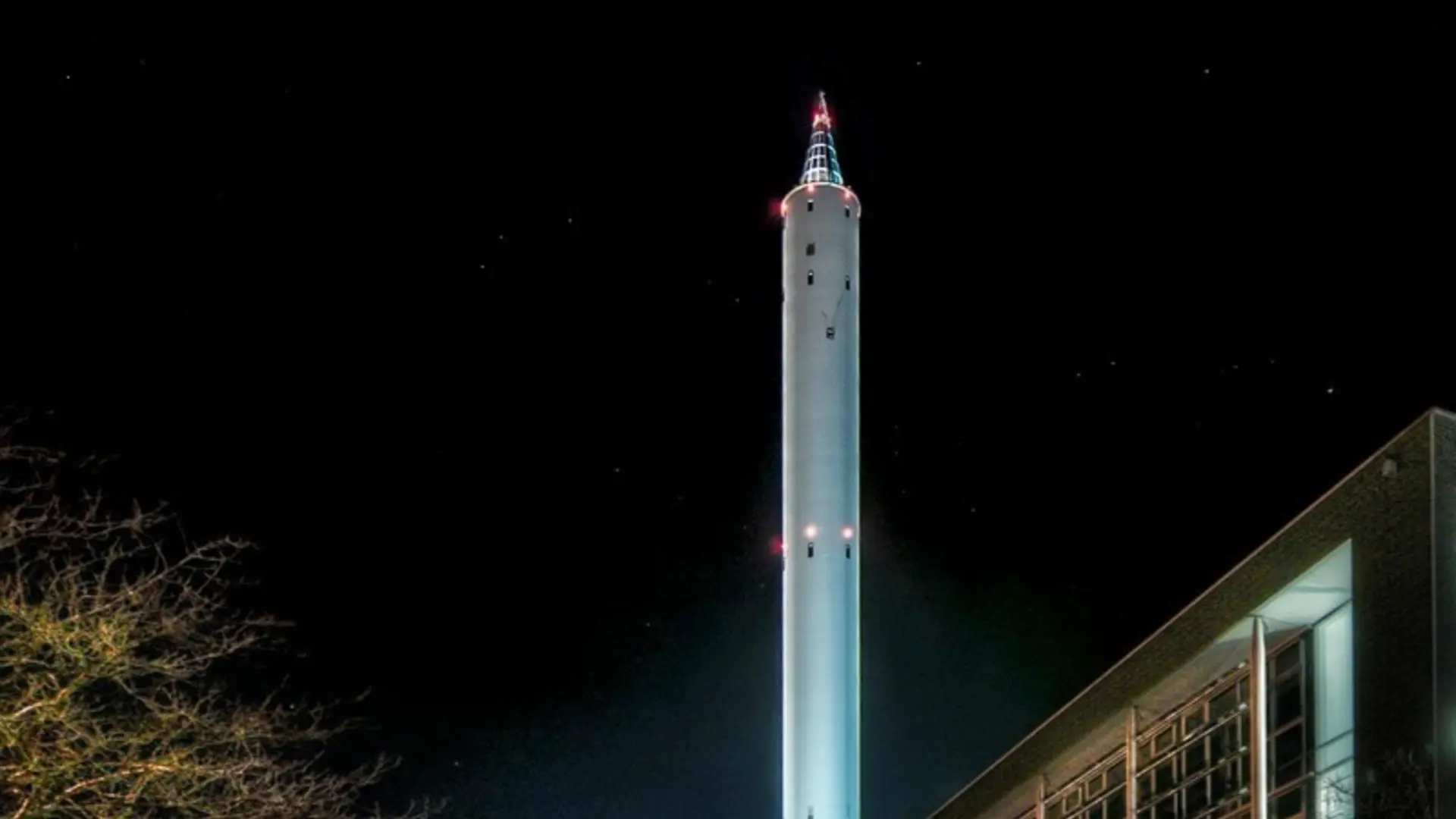 Ein Bürogebäude und der Fallturm im Hintergrund | © Pixabay