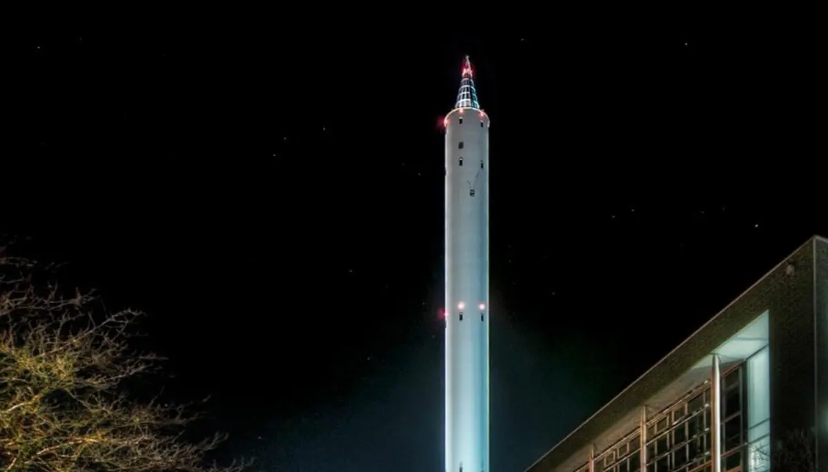 Ein Bürogebäude und der Fallturm im Hintergrund | © Pixabay